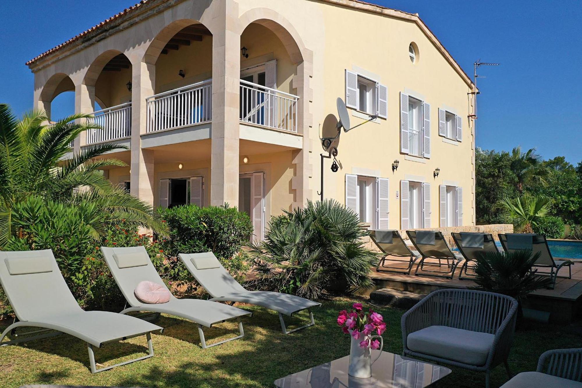 Amoros Villa